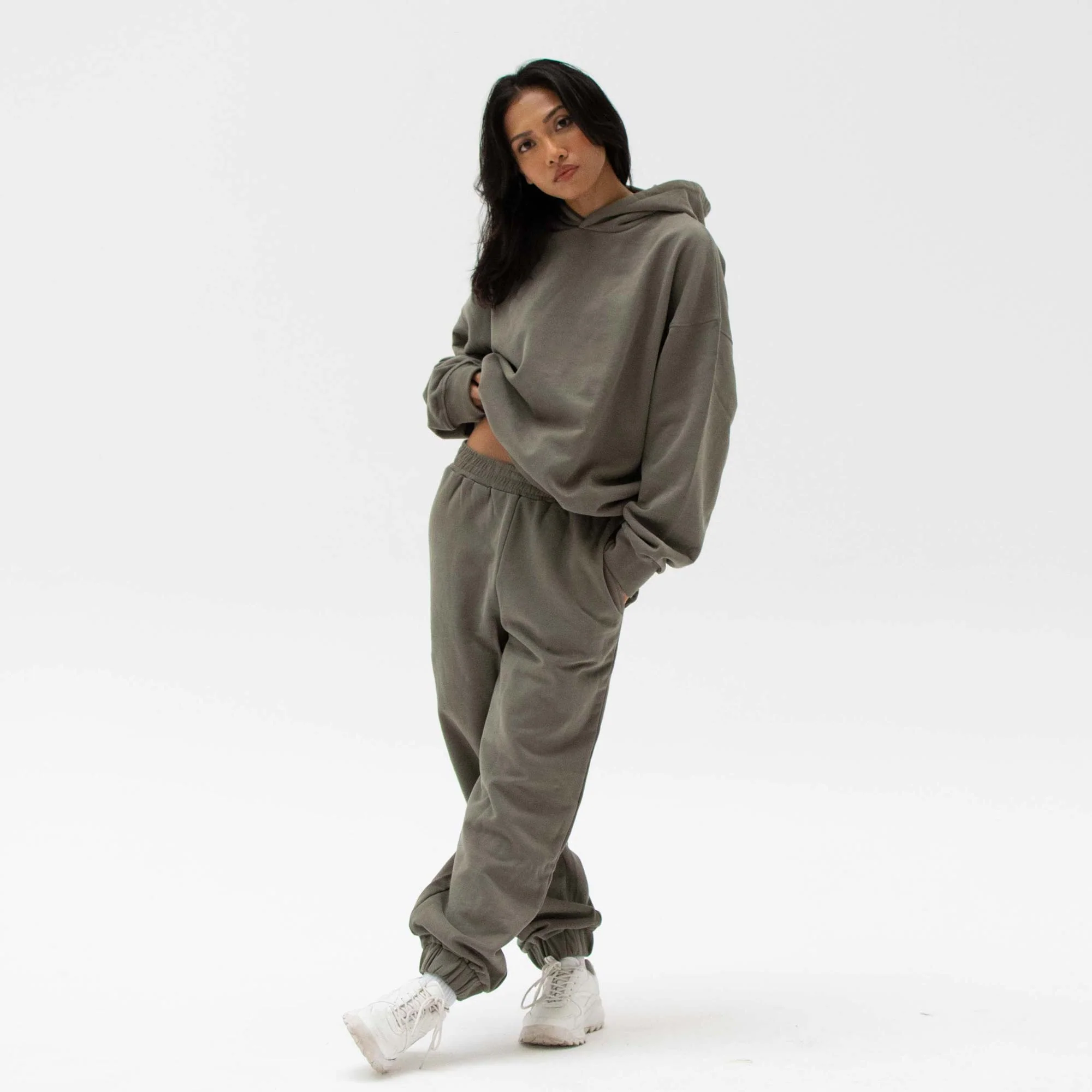 ESSENTIAL SWEATPANTS OLIVE - Image 2